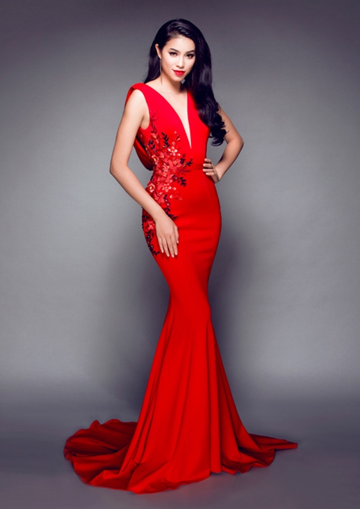 
Hoa hậu Hoàn vũ Việt Nam 2015 khoe dáng trong chiếc váy đỏ nổi bật của nhà thiết kế Lê Thanh Hòa. Từ sắc vóc đến biểu cảm của người đẹp gốc Hải Phòng đều khiến người đối diện không thể rời mắt.